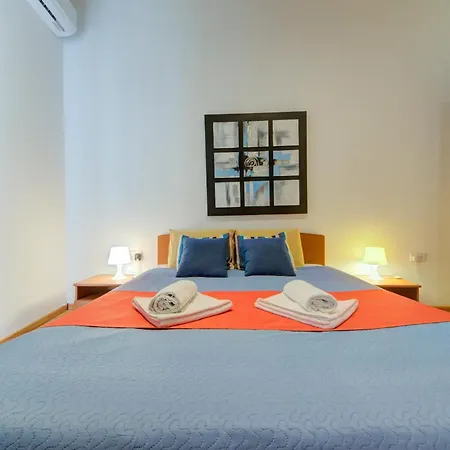 Stylish 1 & 2-bedroom In