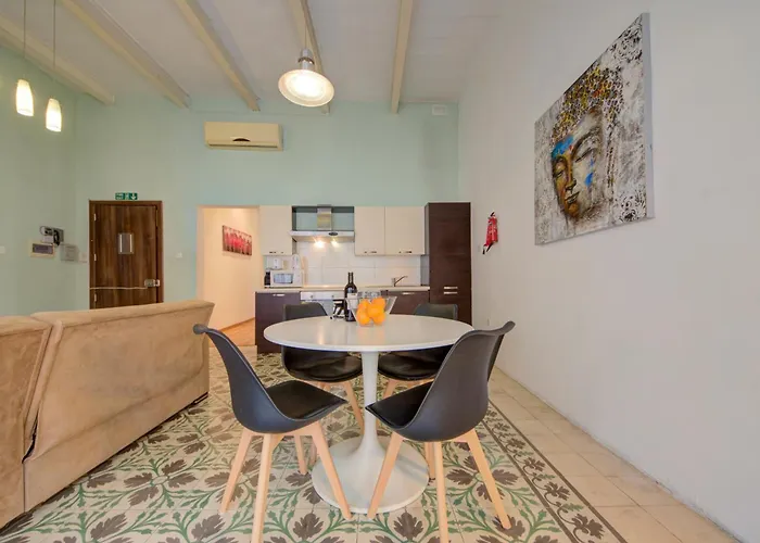 Apartment Stylish 1 & 2-bedroom In